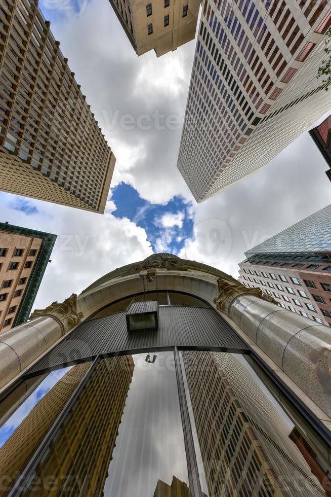 vista hacia arriba en el edificio de la cabeza del turco. es un rascacielos de oficinas de 16 pisos en providence, rhode island. terminado en 1913, el edificio es uno de los rascacielos más antiguos de providence. foto