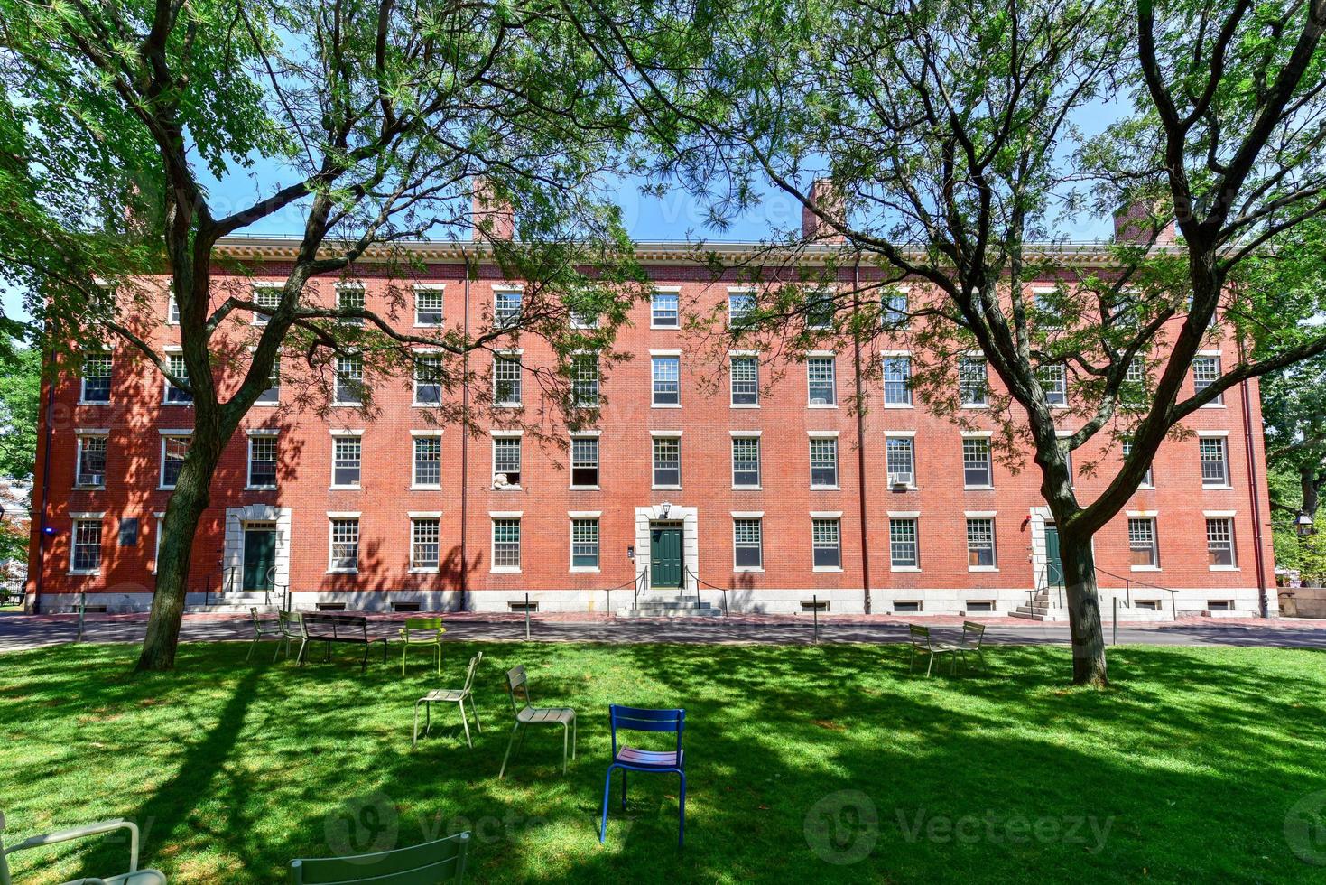 edificio de dormitorios de harvard en el campus de boston, massachusetts. foto