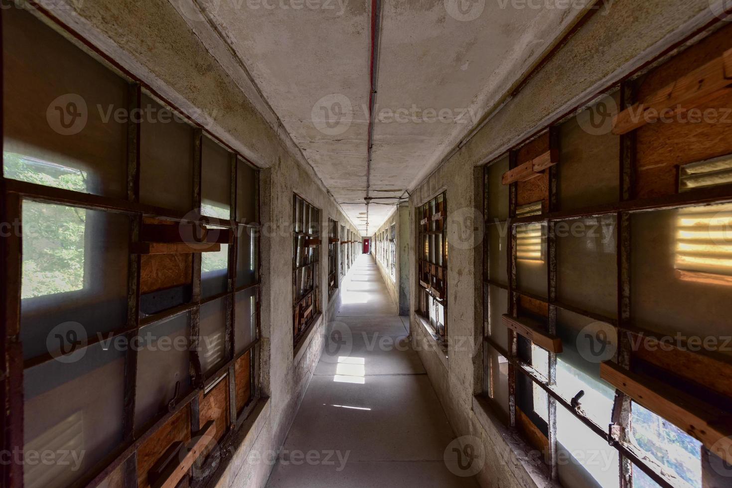 el hospital de inmigrantes abandonado de la isla de ellis. fue el primer hospital de salud pública de los estados unidos, inaugurado en 1902 y funcionando como hospital hasta 1930. foto