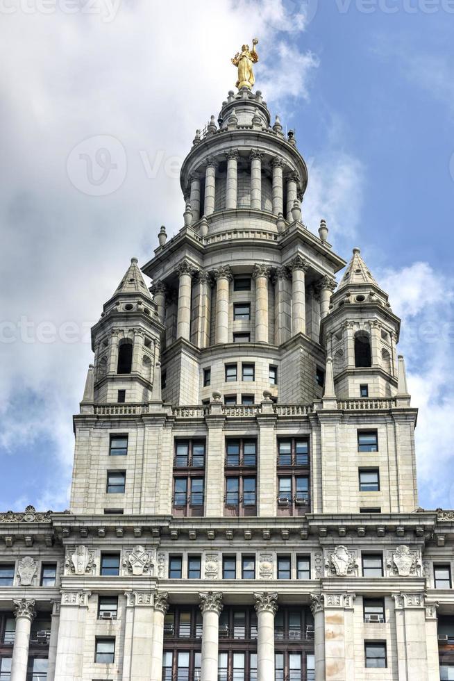 edificio municipal en manhattan, ciudad de nueva york, es un edificio de 40 pisos construido para acomodar las crecientes demandas gubernamentales de espacio después de la consolidación de los cinco distritos de la ciudad en 1898. foto