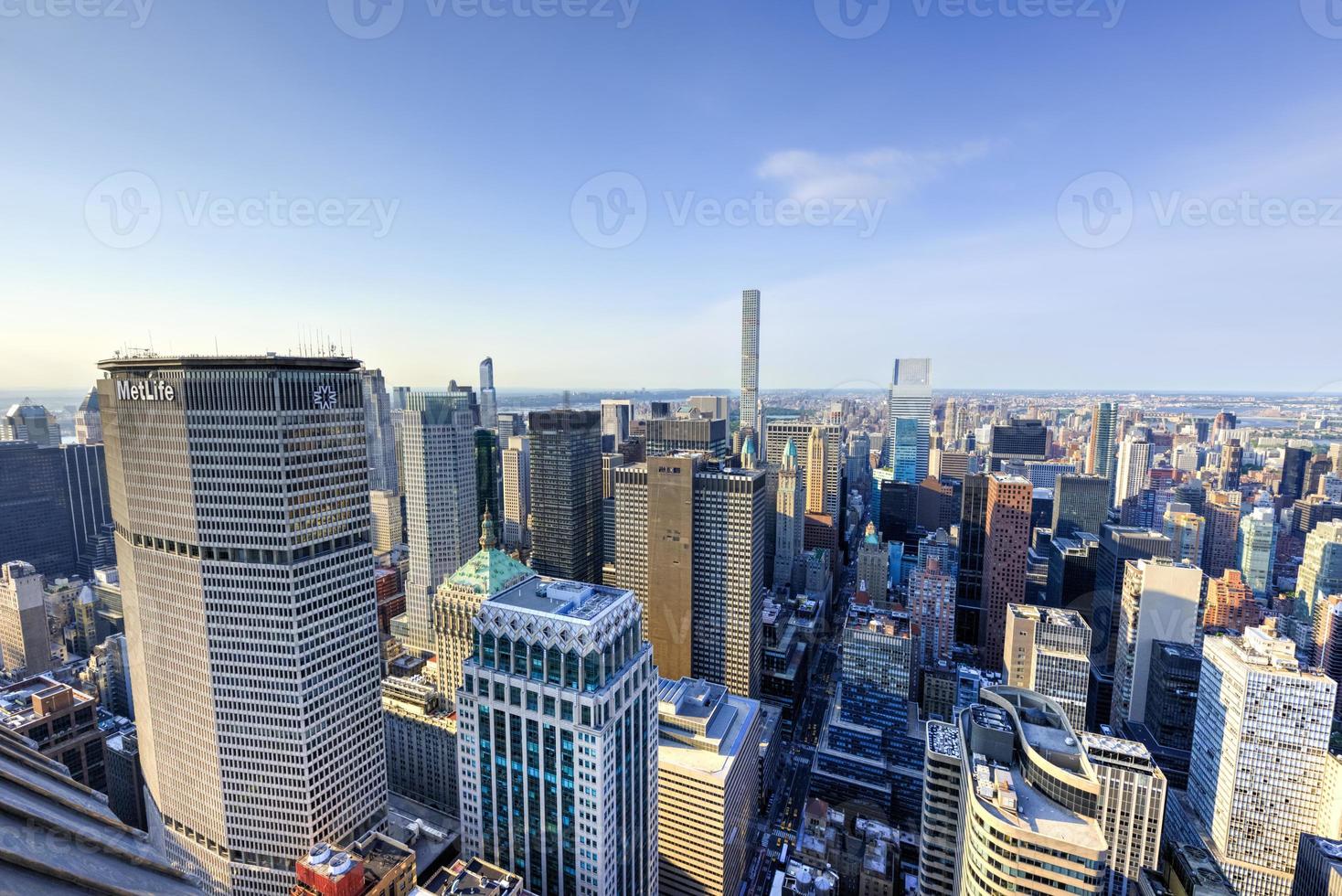 imponentes rascacielos en el centro de manhattan en la ciudad de nueva york. foto