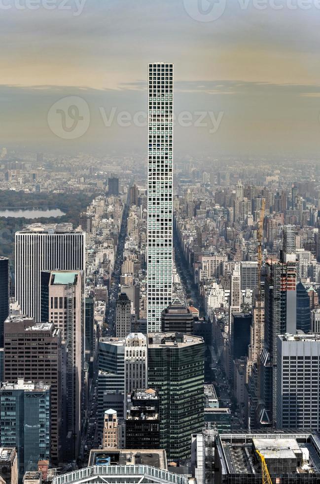 vista de los rascacielos a lo largo del horizonte de la ciudad de nueva york durante el día. foto