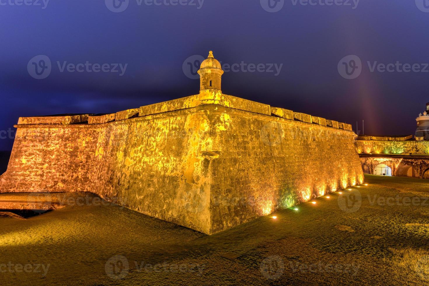 castillo san felipe del morro también conocido como fuerte san felipe del morro o castillo del morro al atardecer. es una ciudadela del siglo XVI ubicada en san juan, puerto rico. foto