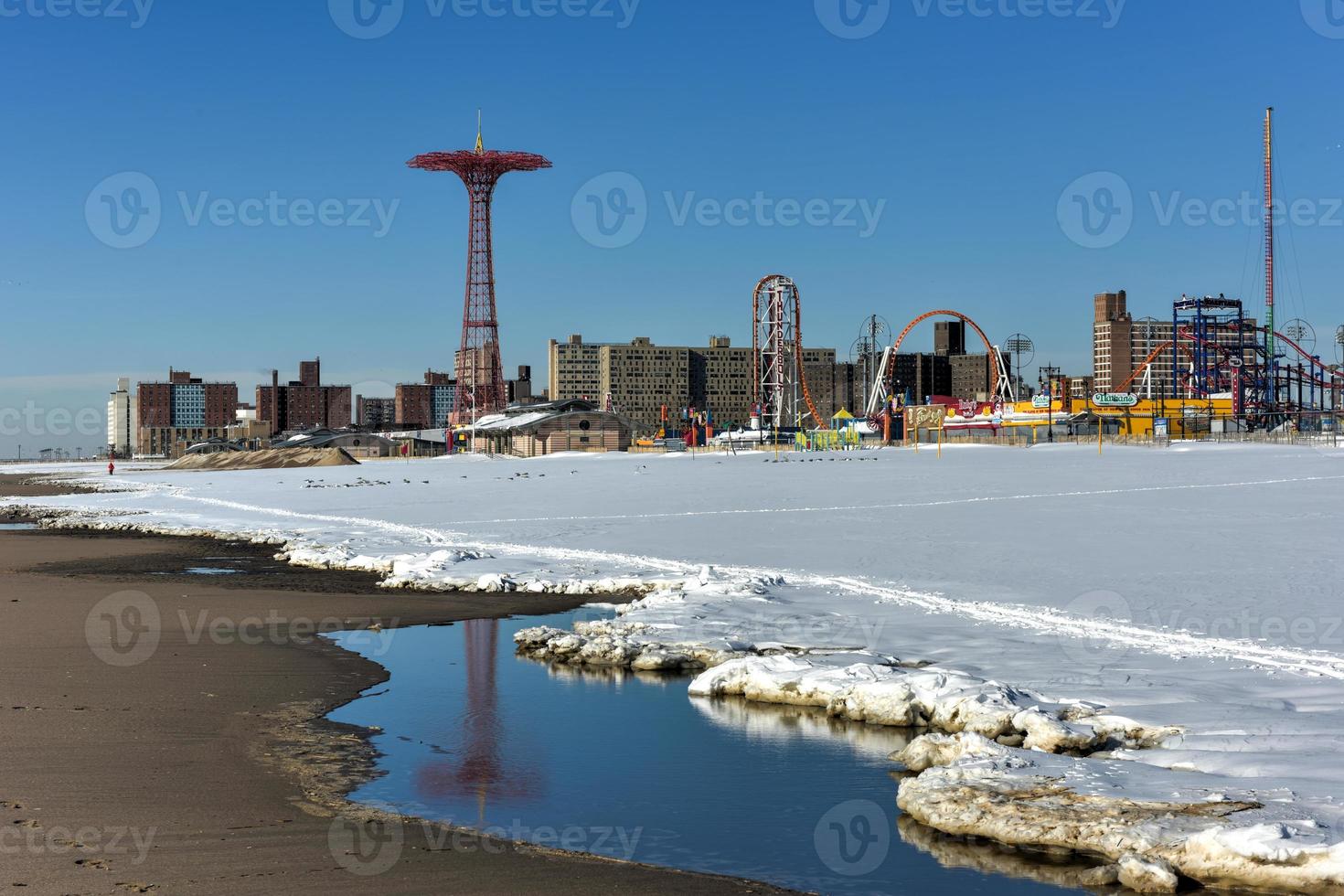 Coney Island Beach en Brooklyn, Nueva York, después de una gran tormenta de nieve. foto