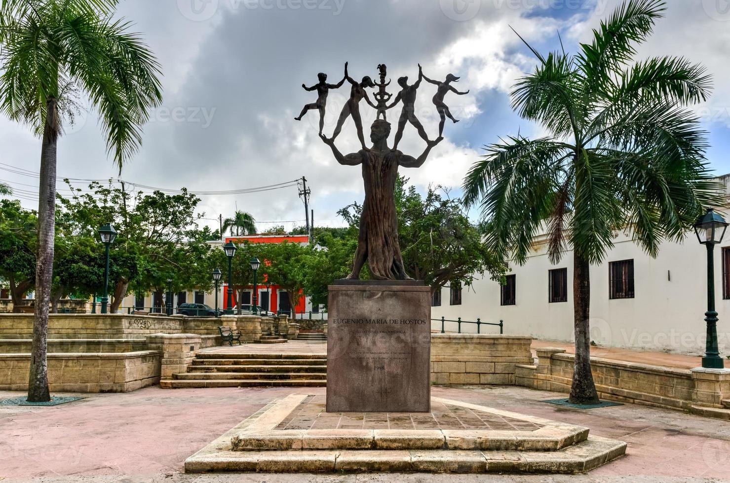 monumento a eugenio maría de hostos, conocido como el gran ciudadano de las américas, fue un educador, filósofo, intelectual, abogado, sociólogo y independentista puertorriqueño. foto