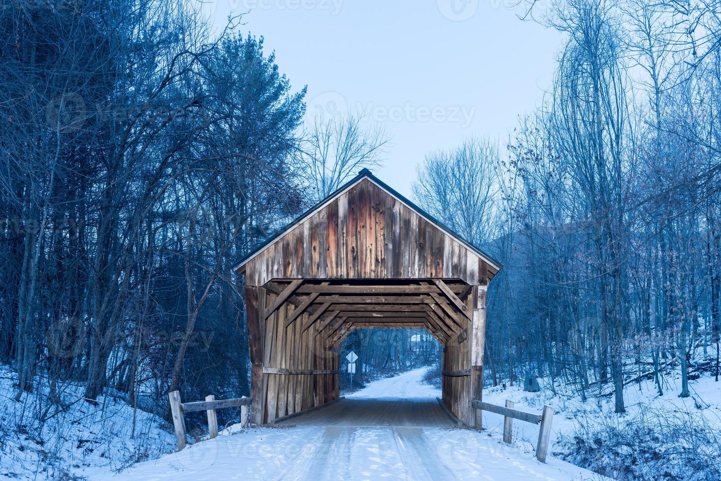 puente cubierto de salmón en amsden, vermont foto