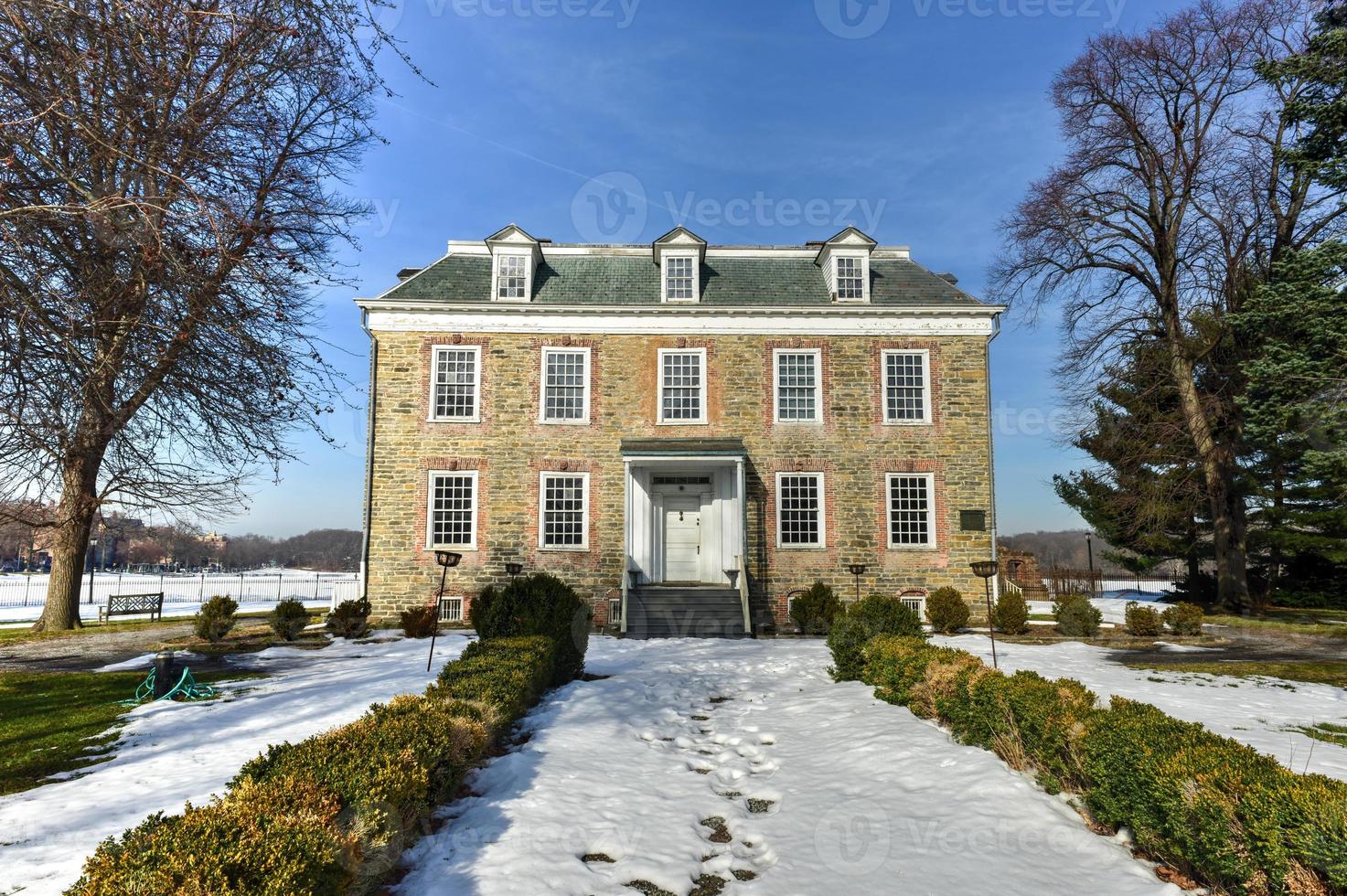 histórica casa solariega georgiana de 1748 van cortlandt construida en piedra de campo vestida con un techo de dos aguas en bronx, nueva york foto