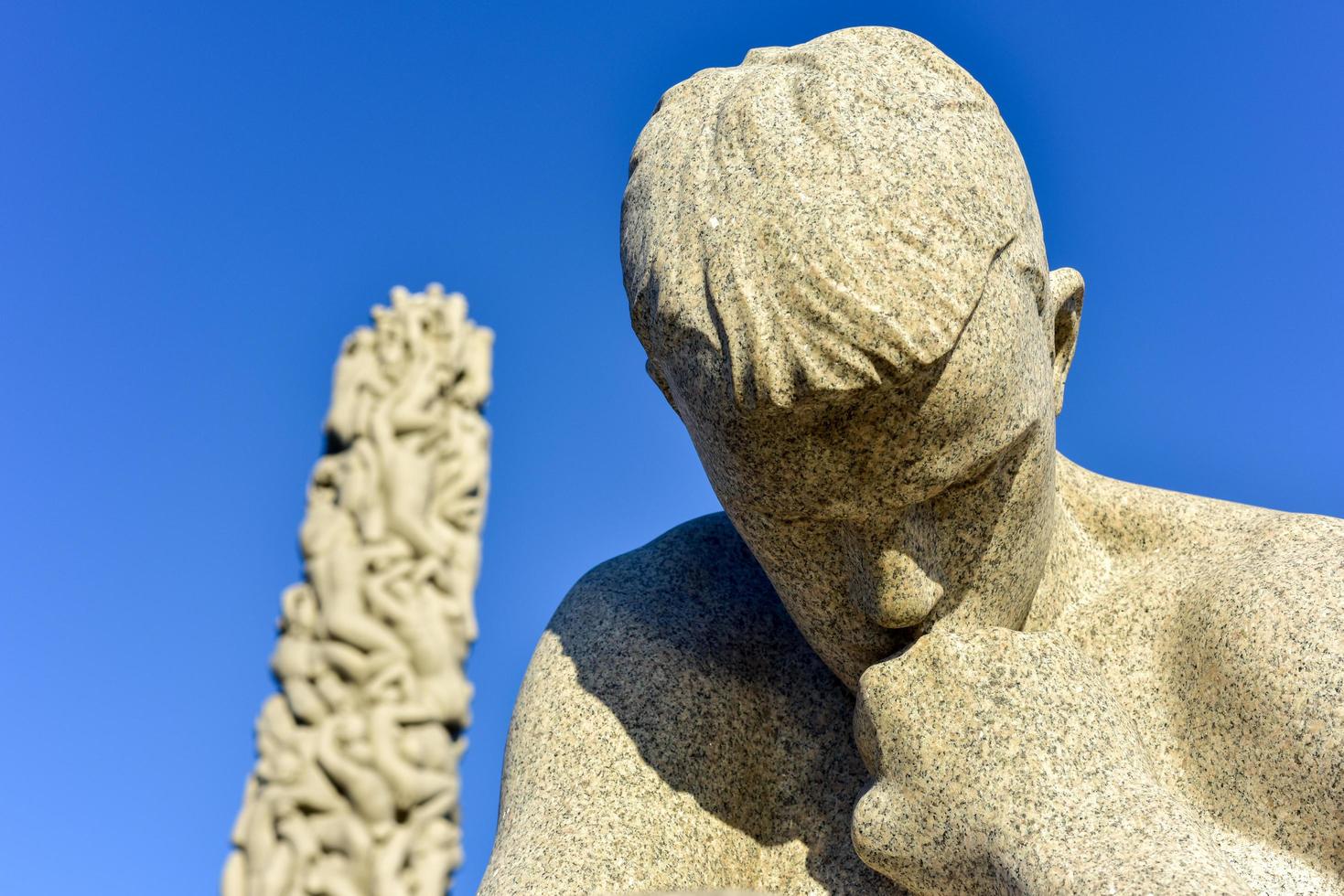 escultura en el parque vigeland en oslo, noruega, 2022 foto