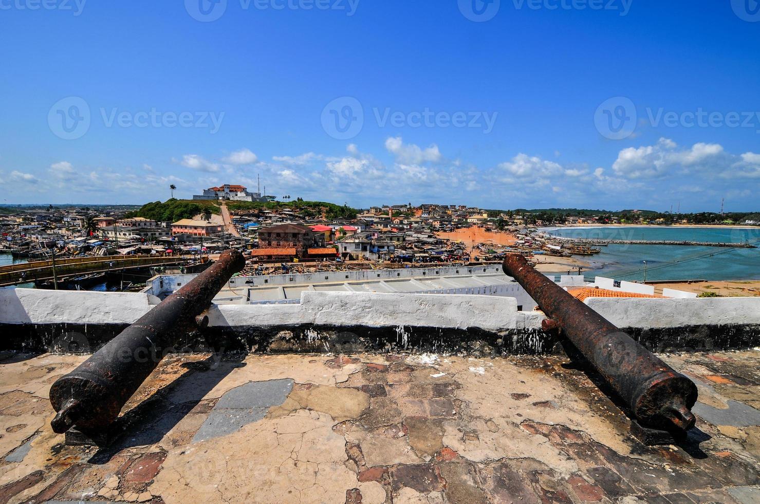 ghana, cañones del sitio del patrimonio mundial del castillo de elmina, historia de la esclavitud foto