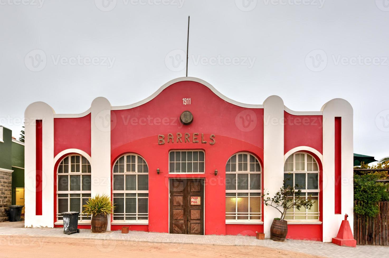 edificio colonial de estilo alemán - luderitz, namibia foto