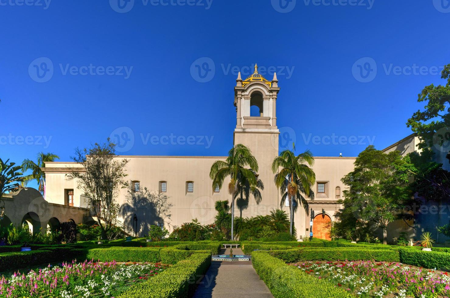 jardines del alcázar en el parque balboa, san diego, california, ee.uu. durante el día. foto