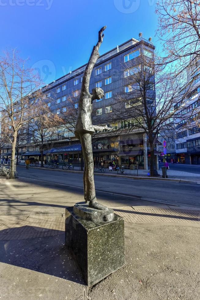 estatua de leif juster en oslo, noruega fuera de chat noir. foto