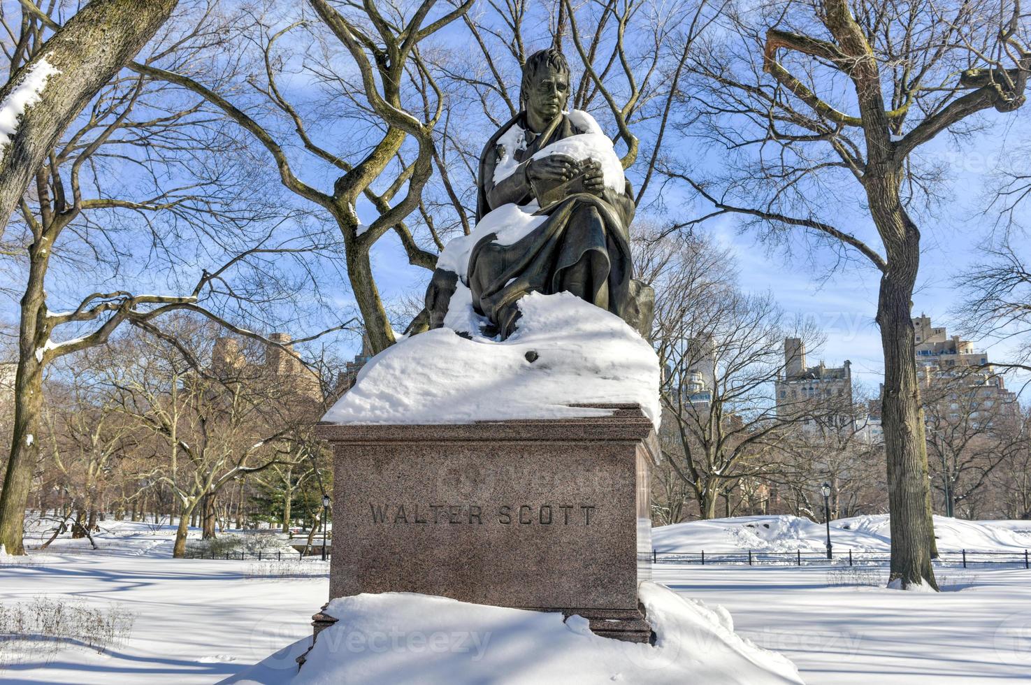 monumento a walter scott, parque central, nueva york durante el invierno. foto