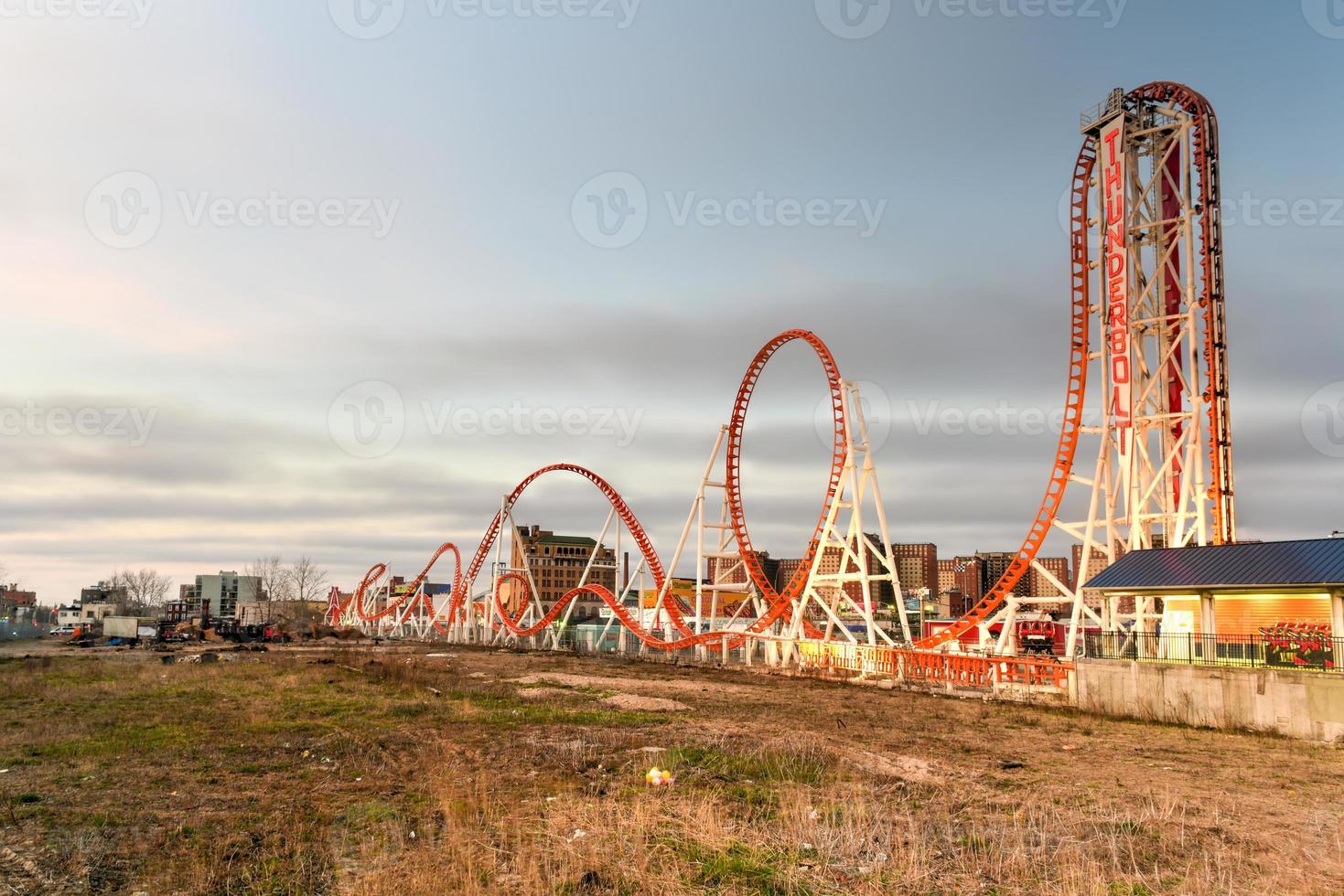 Montaña rusa Thunderbolt en Coney Island, Brooklyn, Nueva York. foto