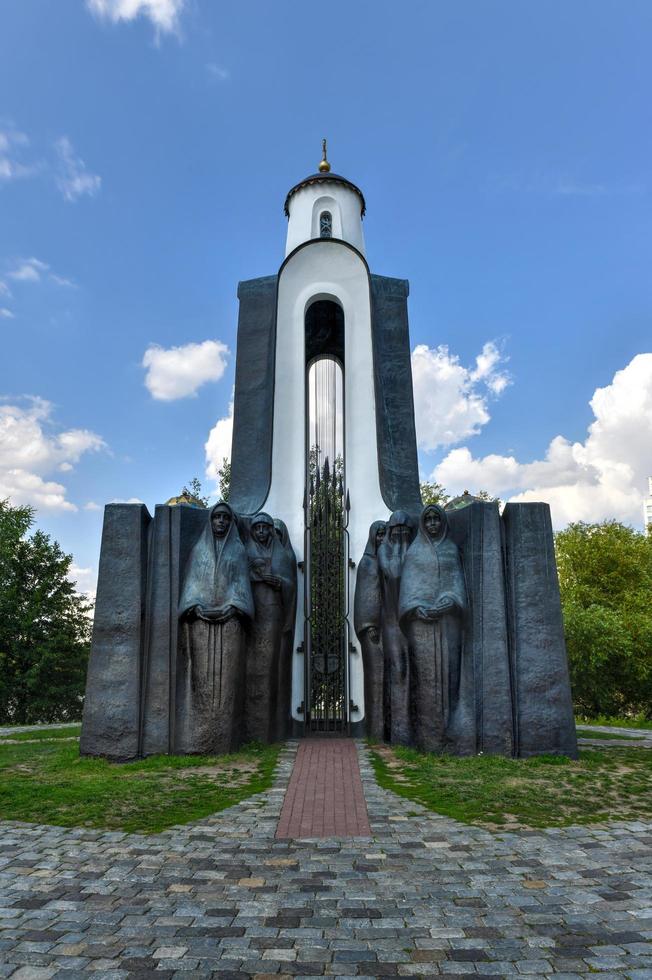 minsk, bielorrusia - 21 de julio de 2019 - monumento a los hijos de la patria, que murieron fuera de ella. monumento a los soldados caídos de la guerra de afganistán el ejército rojo. foto