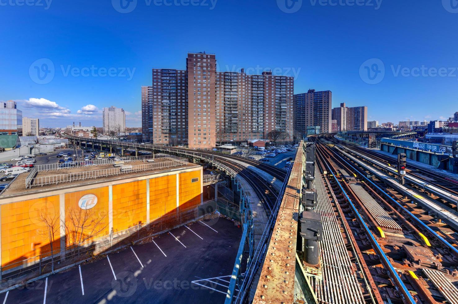 línea elevada en la estación de metro West 8th Street en Brooklyn, Nueva York foto