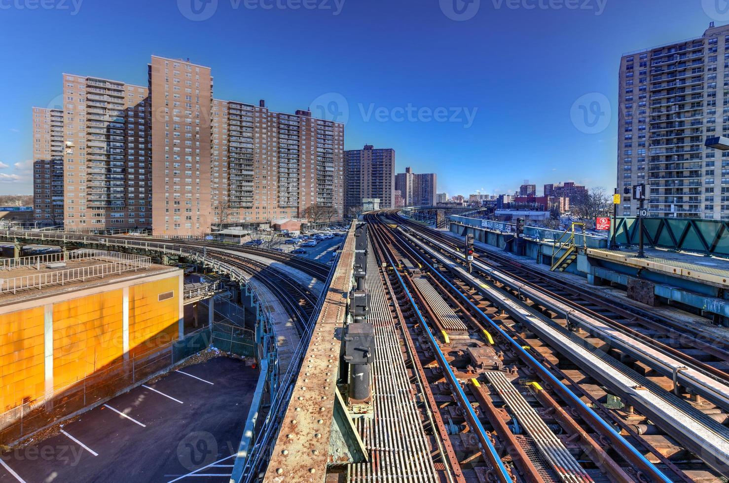 línea elevada en la estación de metro West 8th Street en Brooklyn, Nueva York foto