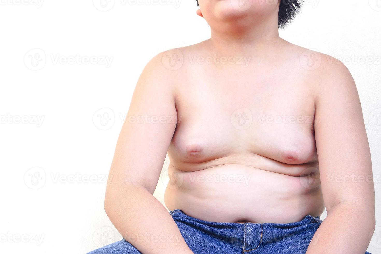 el gordo usa jeans sentados en un fondo blanco. concepto de salud y ejercicio. foto