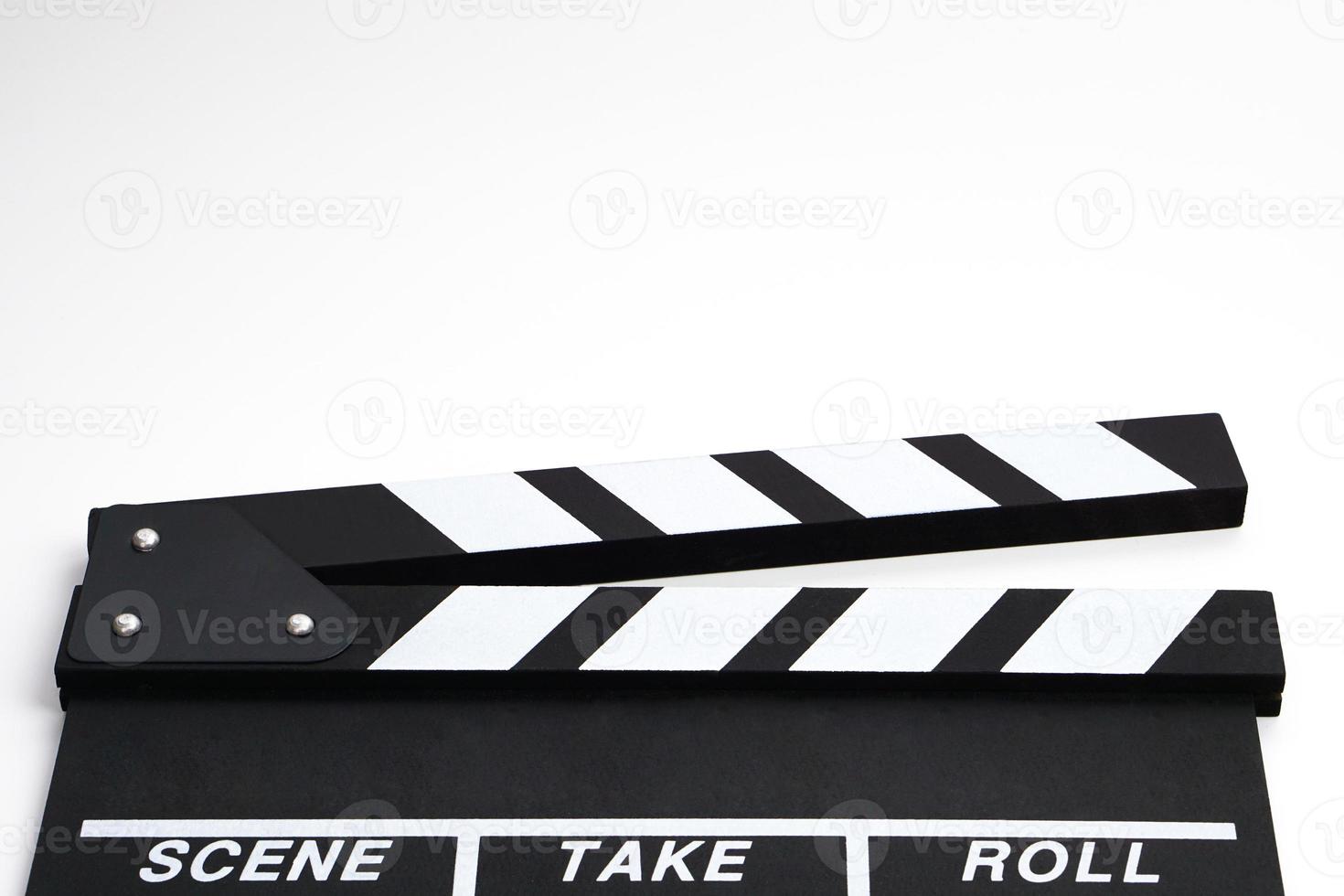 claqueta o pizarra de película color negro sobre fondo blanco. industria del cine, producción de video y concepto de cine. foto