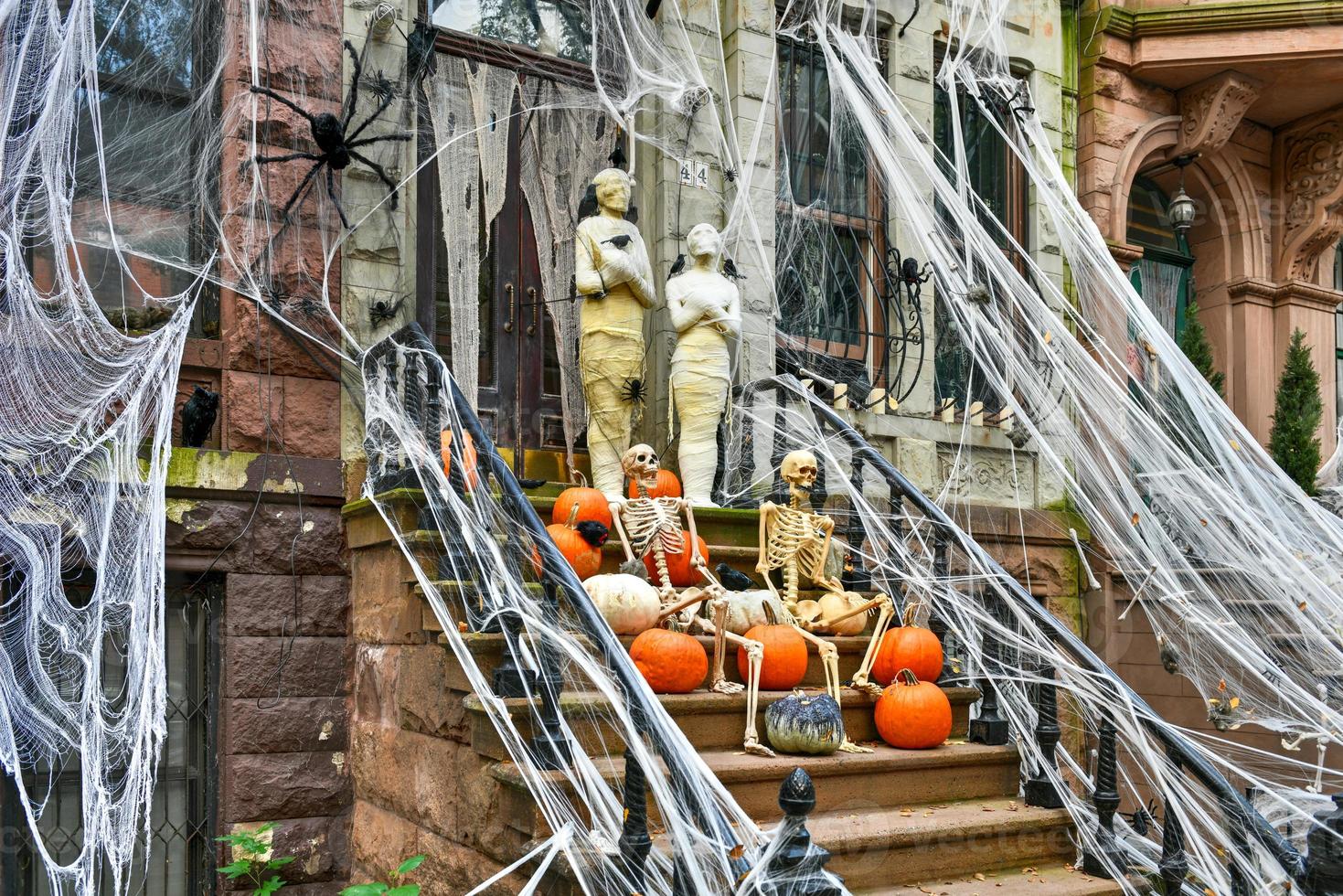 casa de piedra rojiza decorada en honor a halloween en la ciudad de nueva york. foto