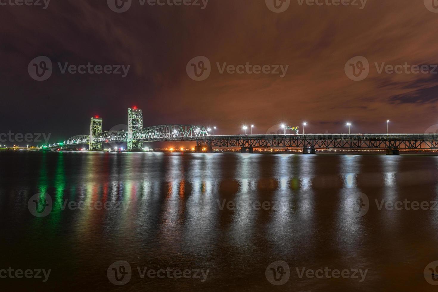 Marine Parkway-Gil Hodges Memorial Bridge visto desde Rockaway, Queens de noche. construido e inaugurado en 1937, fue el tramo de elevación vertical más largo del mundo para automóviles. foto