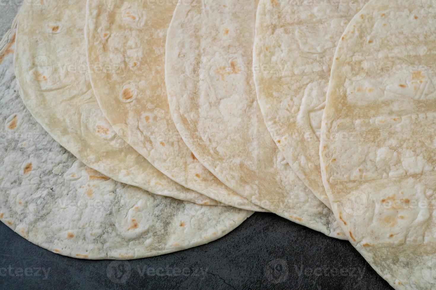 tortillas de maíz sobre fondo negro. pan sin levadura. tortillas mexicanas foto