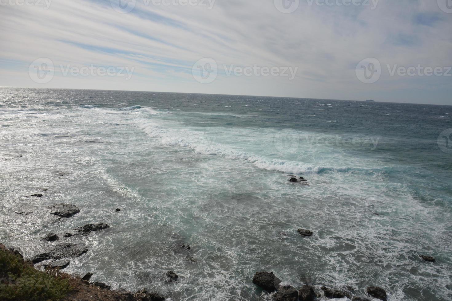 Capas geológicas volcánicas corodidas, faro de punta jandia, fuerteventura, islas canarias, españa. foto