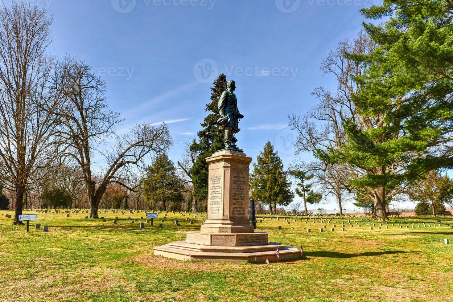 cañones en un campo de batalla en fredericksburg, virginia foto