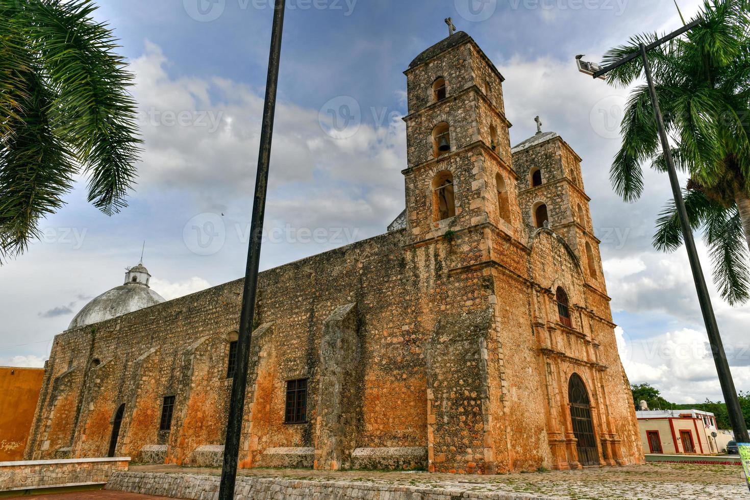 la iglesia de san francisco de asis en la plaza principal de hecelchakan es un antiguo monasterio franciscano. foto