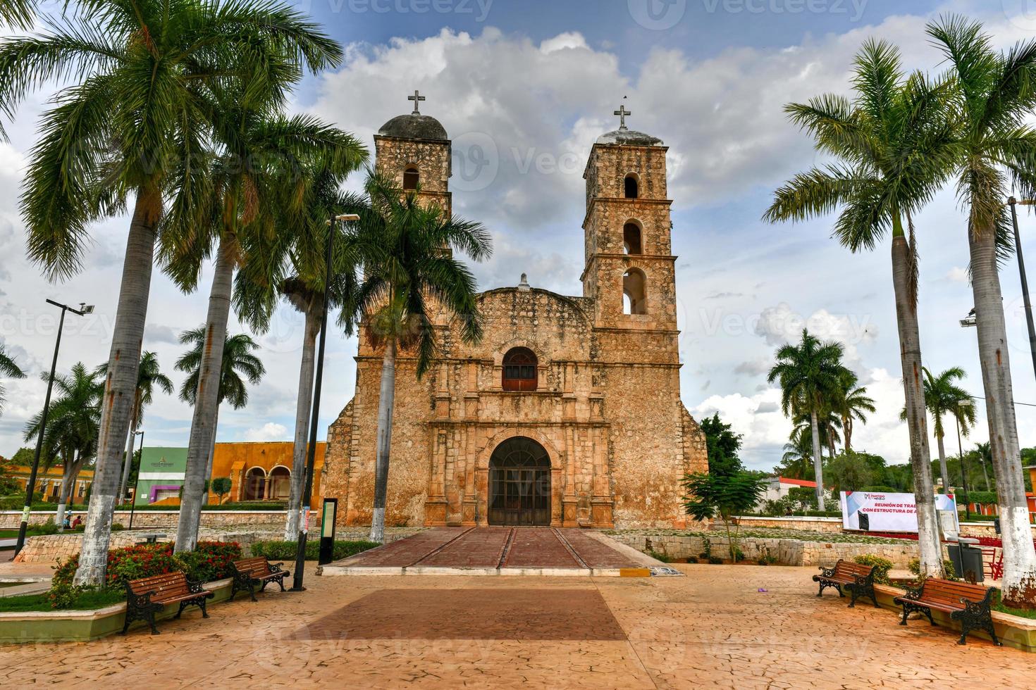 la iglesia de san francisco de asis en la plaza principal de hecelchakan es un antiguo monasterio franciscano. foto