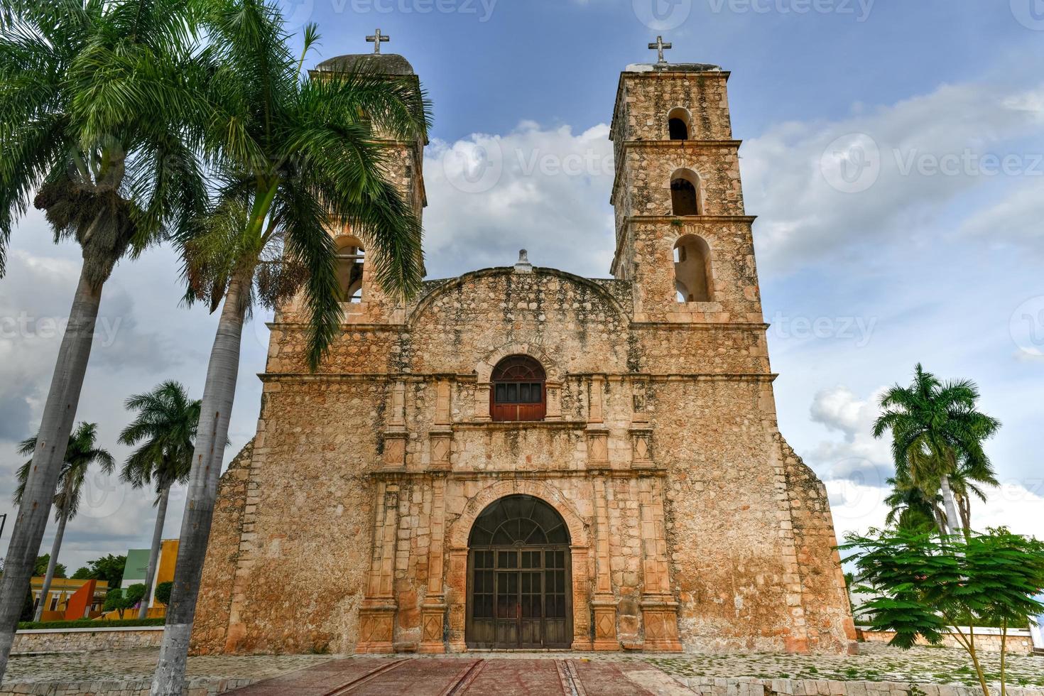 la iglesia de san francisco de asis en la plaza principal de hecelchakan es un antiguo monasterio franciscano. foto