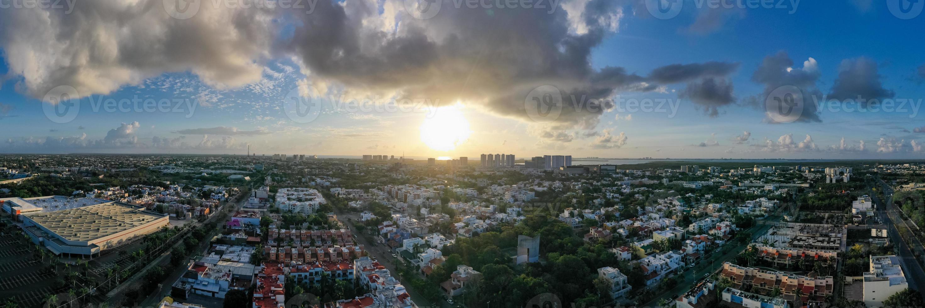 vista panorámica del horizonte de cancún, quintana roo, méxico al amanecer. foto