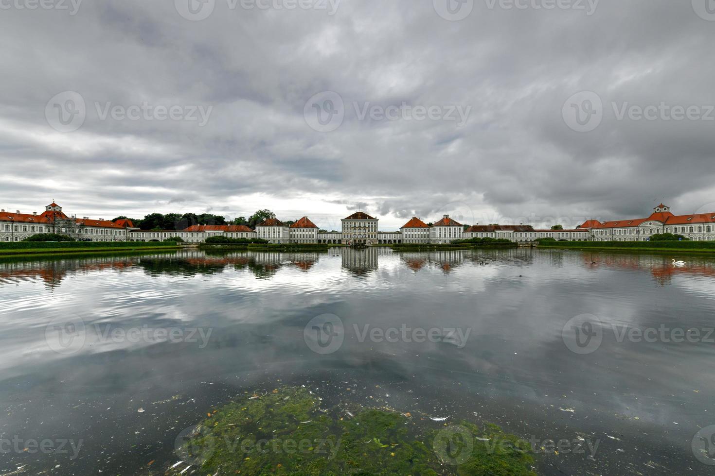 paisaje dramático del palacio de nymphenburg en munich, alemania en un día nublado. foto