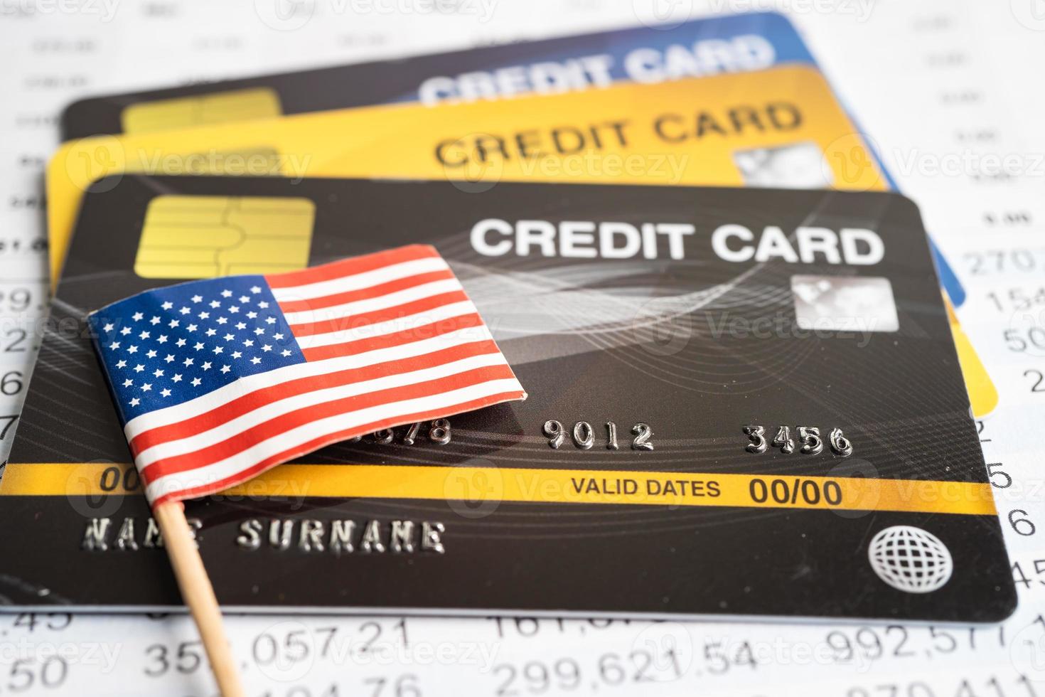 bandera de estados unidos en tarjeta de crédito. desarrollo financiero, cuenta bancaria, estadísticas, economía de intercambio de inversiones. foto