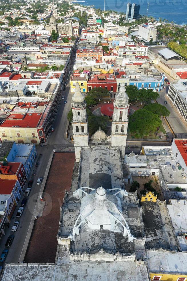 catedral de san francisco de campeche por la plaza de la independencia en campeche, méxico. foto