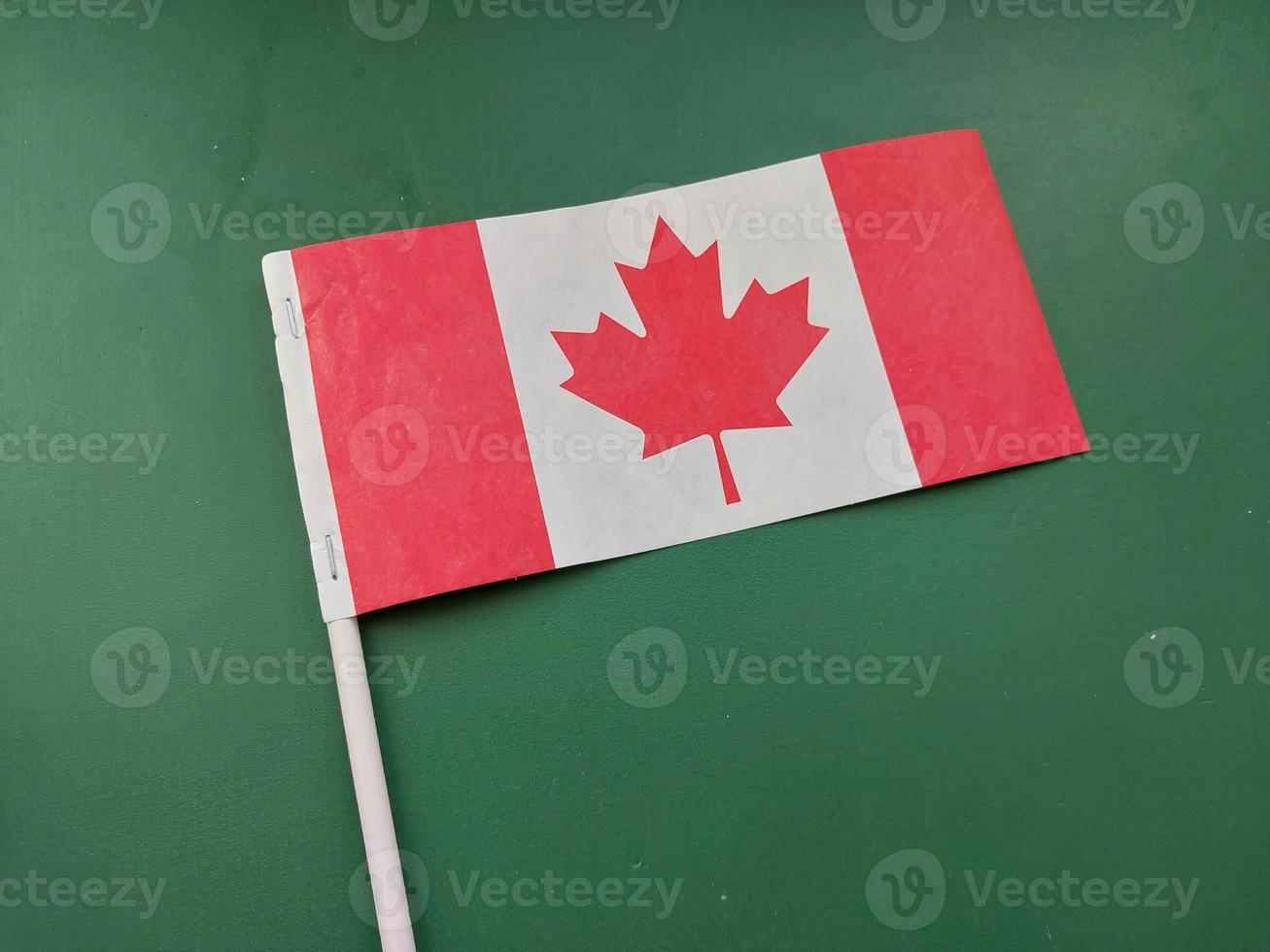 bandera del país de canadá en la temporada de invierno foto