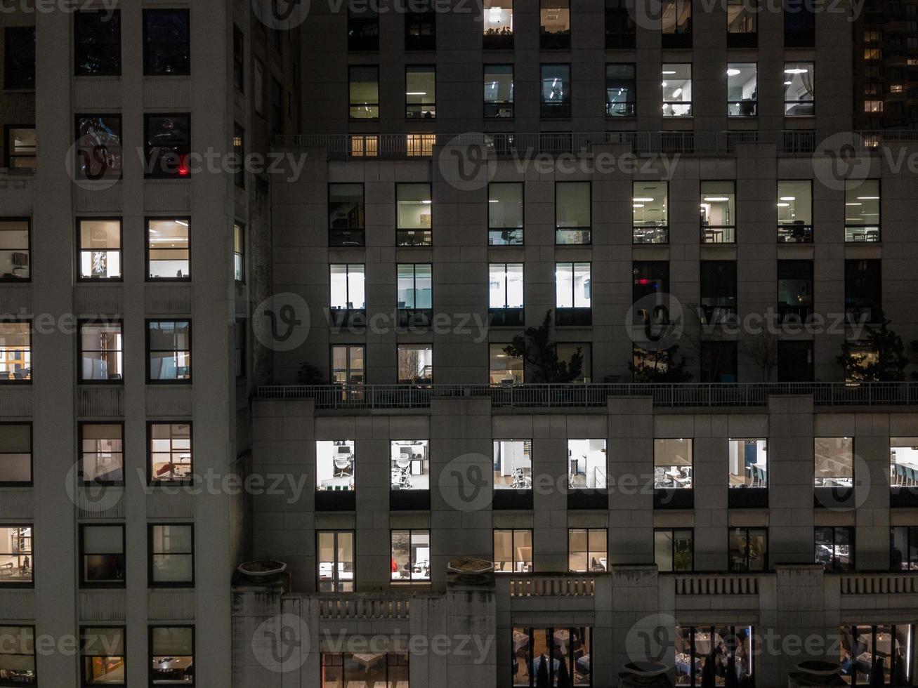 vista aérea de las oficinas del centro de manhattan, ciudad de nueva york por la noche. foto