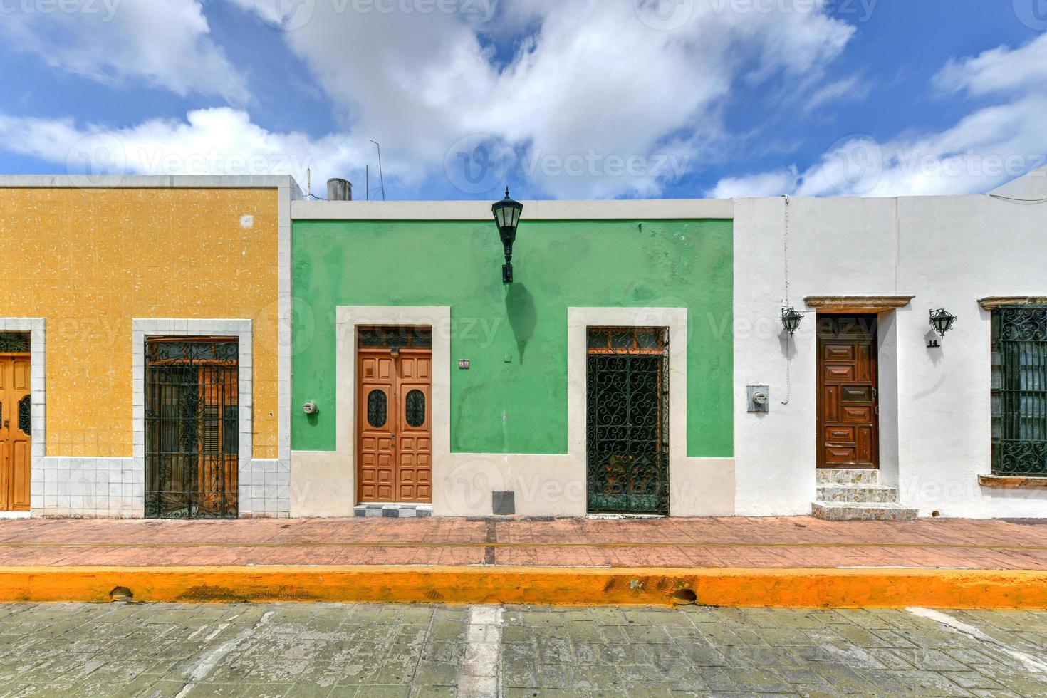 colores brillantes en casas coloniales en un día soleado en campeche,  méxico. 16655164 Foto de stock en Vecteezy