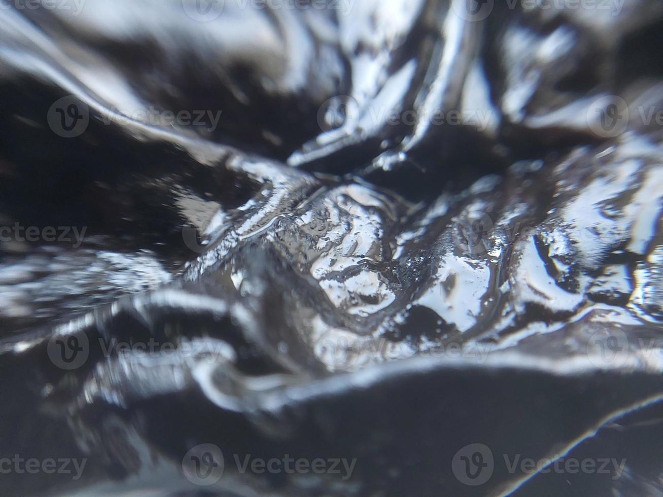 ventana cubierta con gotas congeladas de agua condensada foto