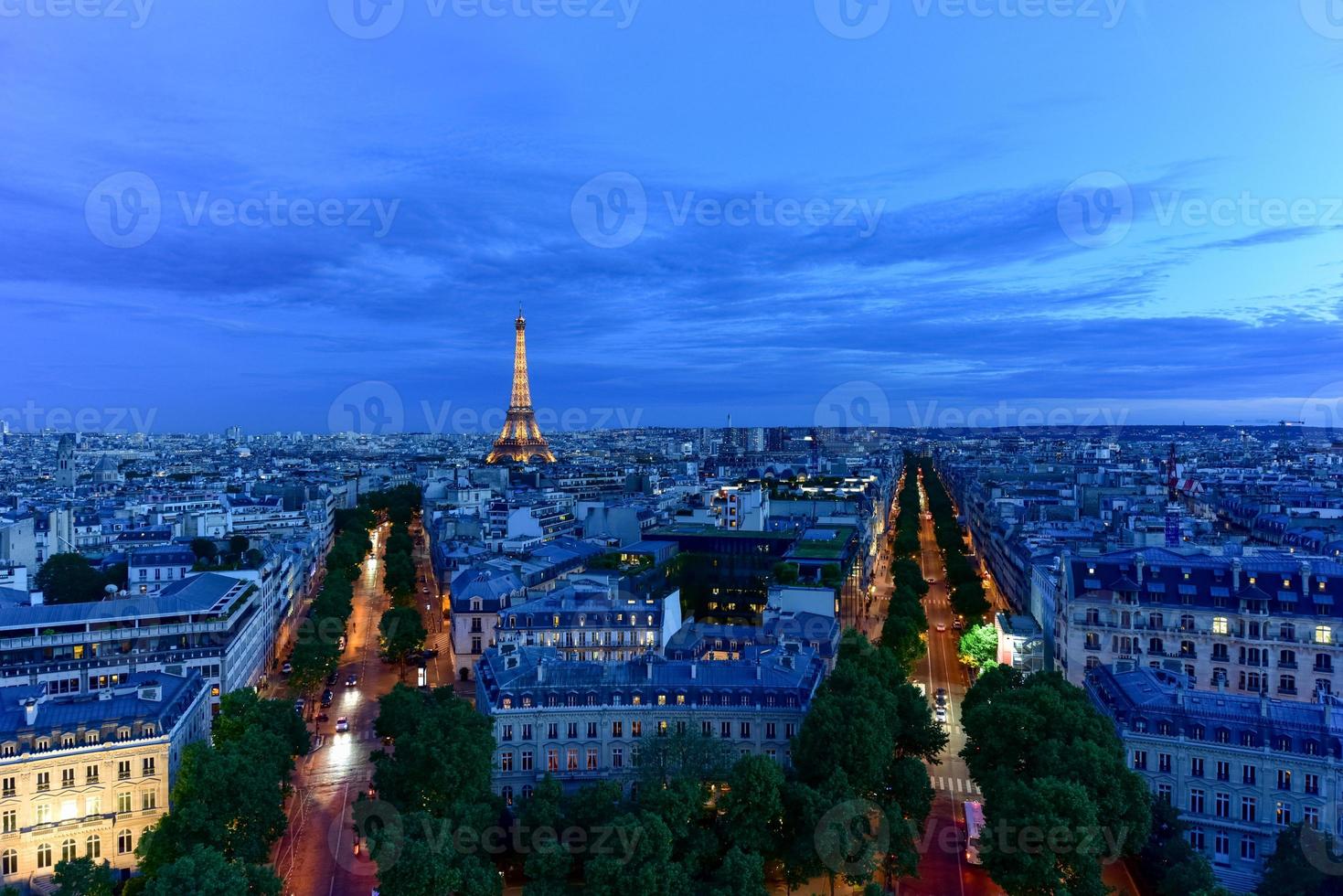 vista de la torre eiffel y el horizonte de la ciudad de parís en la distancia al atardecer. foto