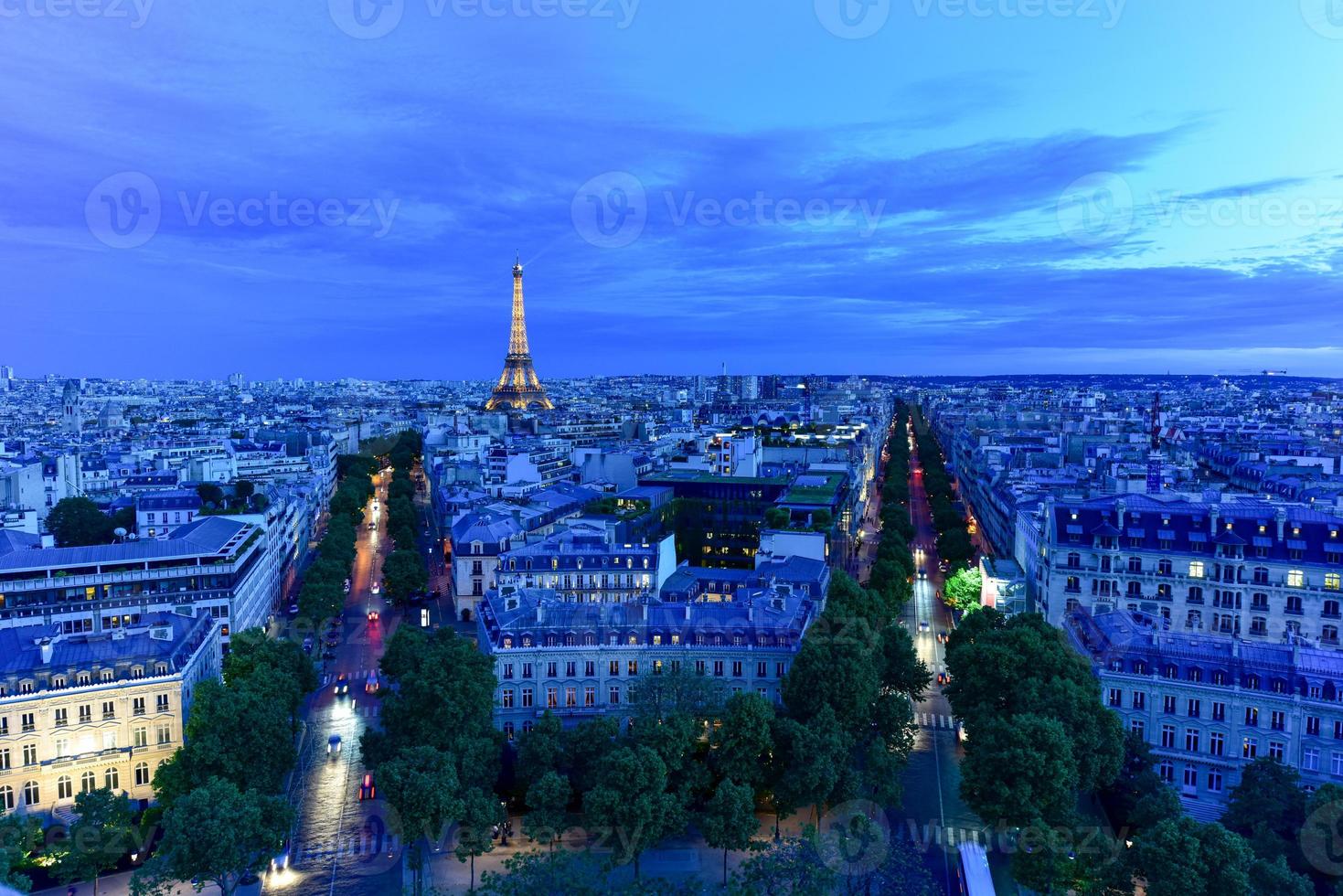 vista de la torre eiffel y el horizonte de la ciudad de parís en la distancia al atardecer. foto