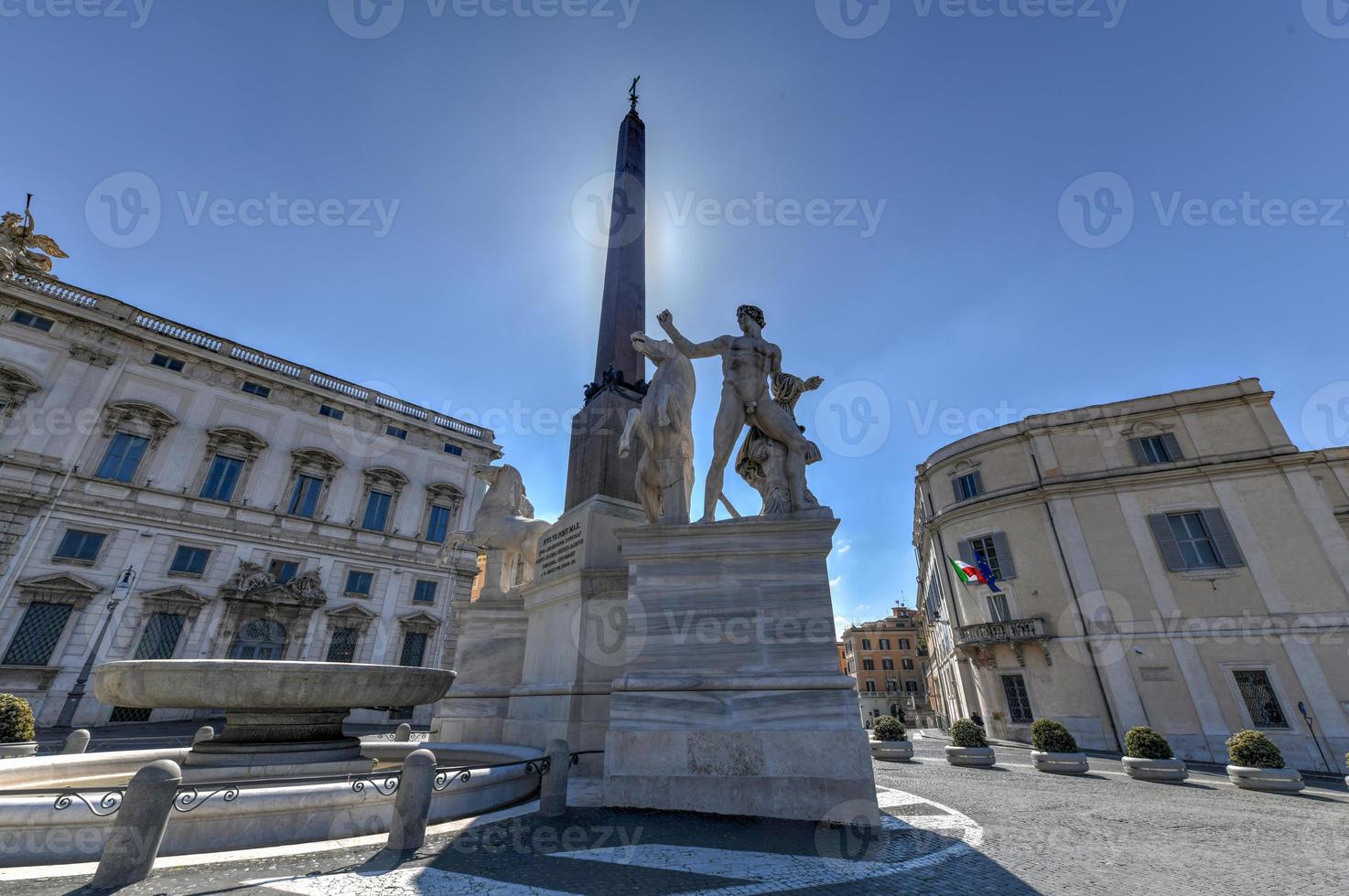 fuente dioscuri - roma, italia foto