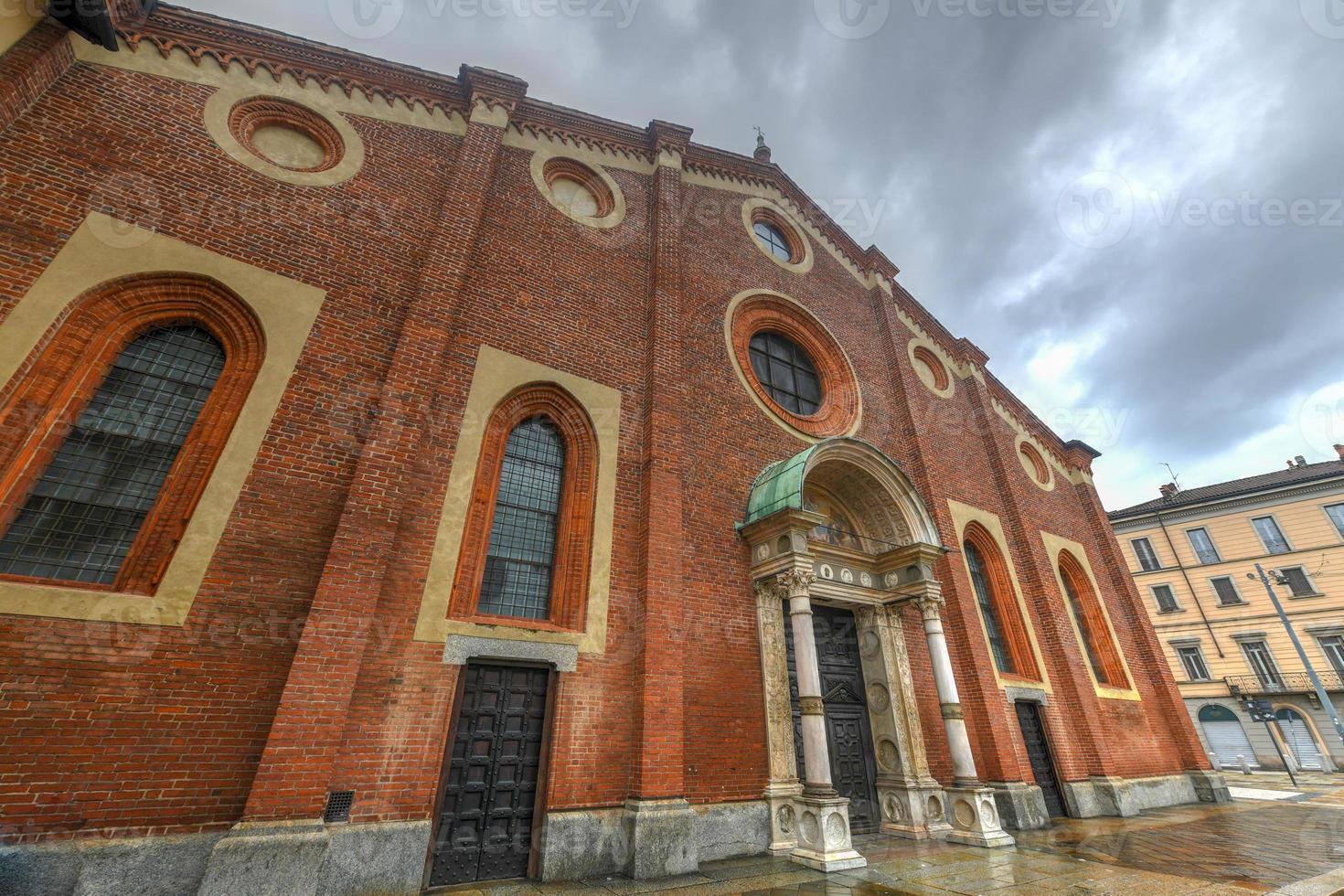 iglesia de santa maría de la gracia - milán, italia 16656130 Foto de stock  en Vecteezy