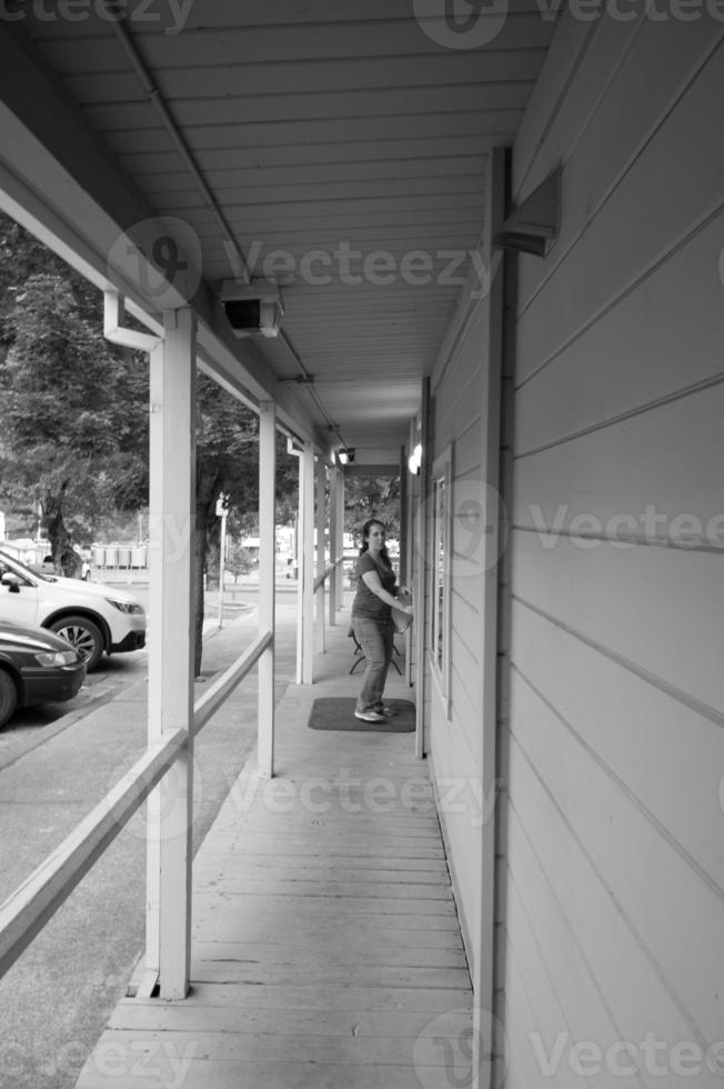 mujer felizmente entrando al restaurante foto