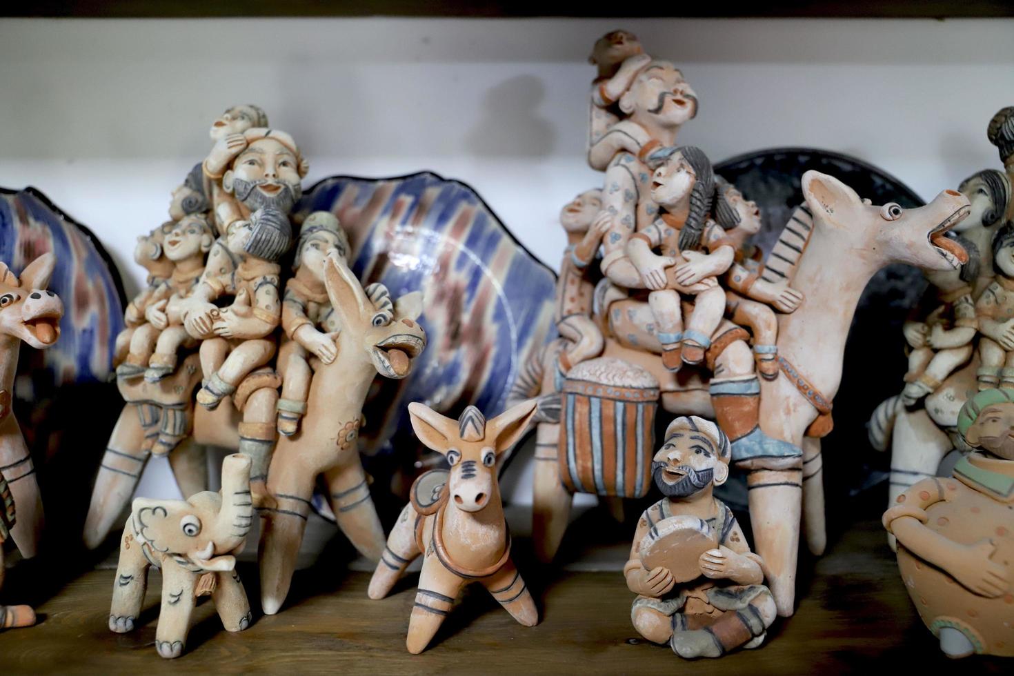 taller de alfarería. figuras de cerámica de personajes étnicos uzbekos. desenfocado. foto
