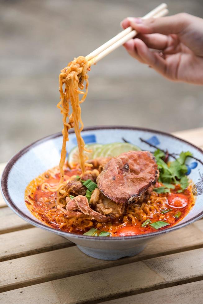 ramen picante con cangrejo rojo encima. tiene abulón y mejillones, así que la sopa es muy buena. foto