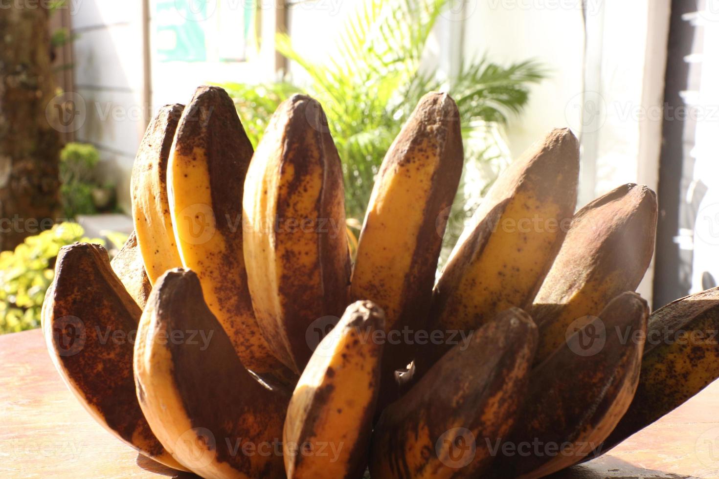 Buah pisang tropis yang segar dan sehat berwarna kuning siap untuk disantap photo