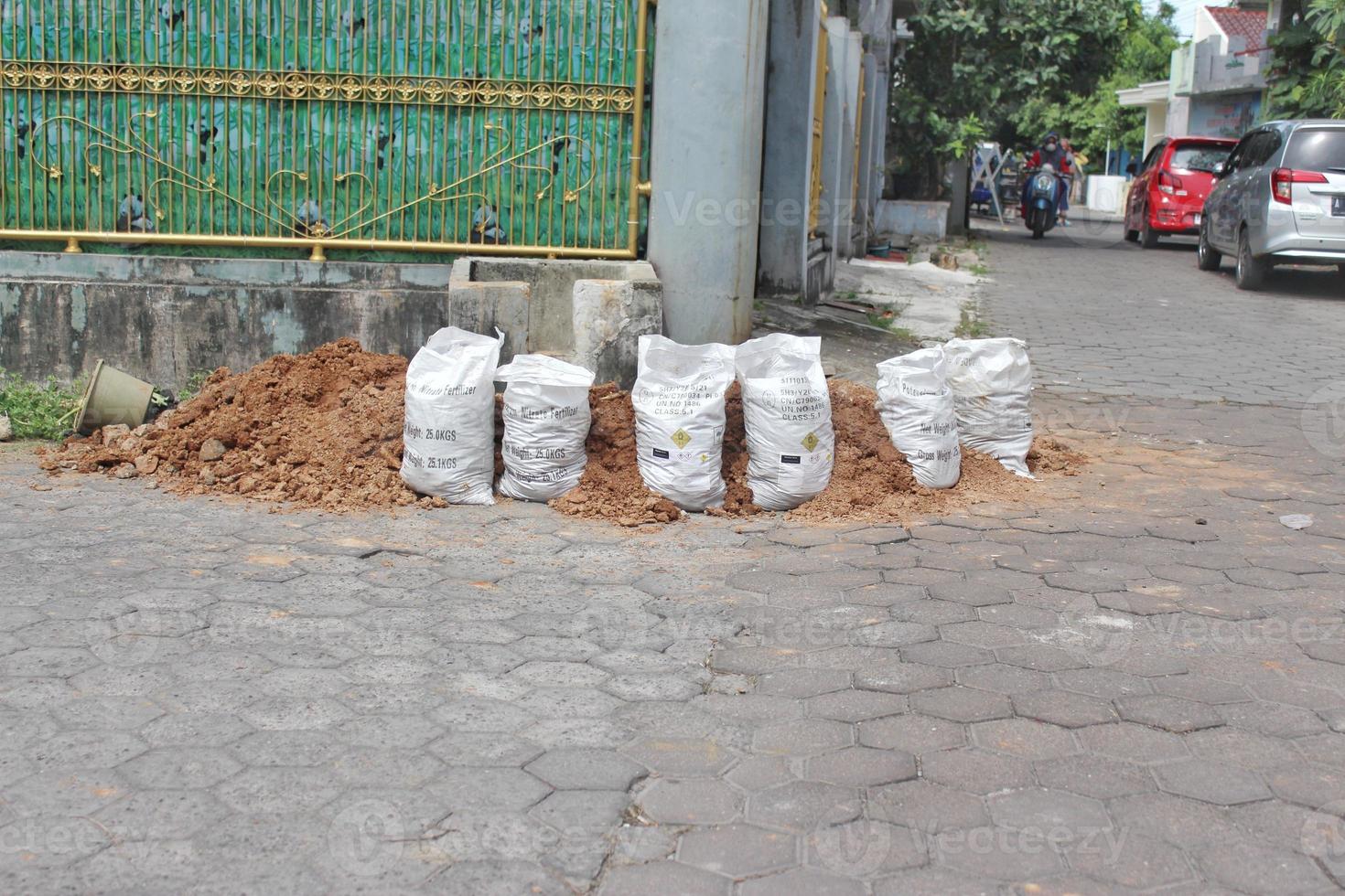 montones de tierra provienen de agujeros excavados para gas canalizado foto