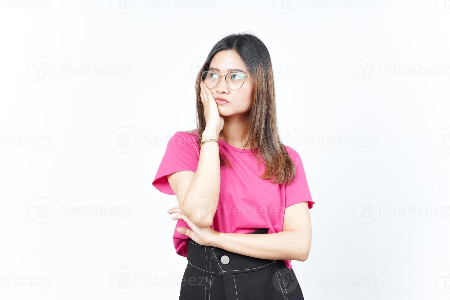 mirando hacia arriba y pensando en el gesto de una hermosa mujer asiática aislada de fondo blanco foto