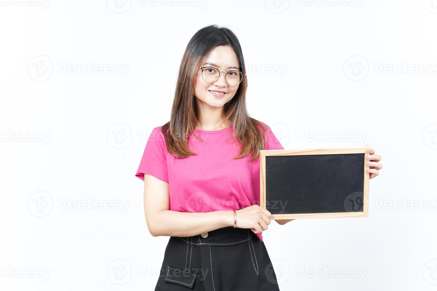 mostrando, presentando y sosteniendo una pizarra en blanco de una hermosa mujer asiática aislada en blanco foto